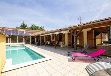 Location de vacances pour 8 personnes, avec terrasse ainsi que jardin et piscine à Saint-Agne