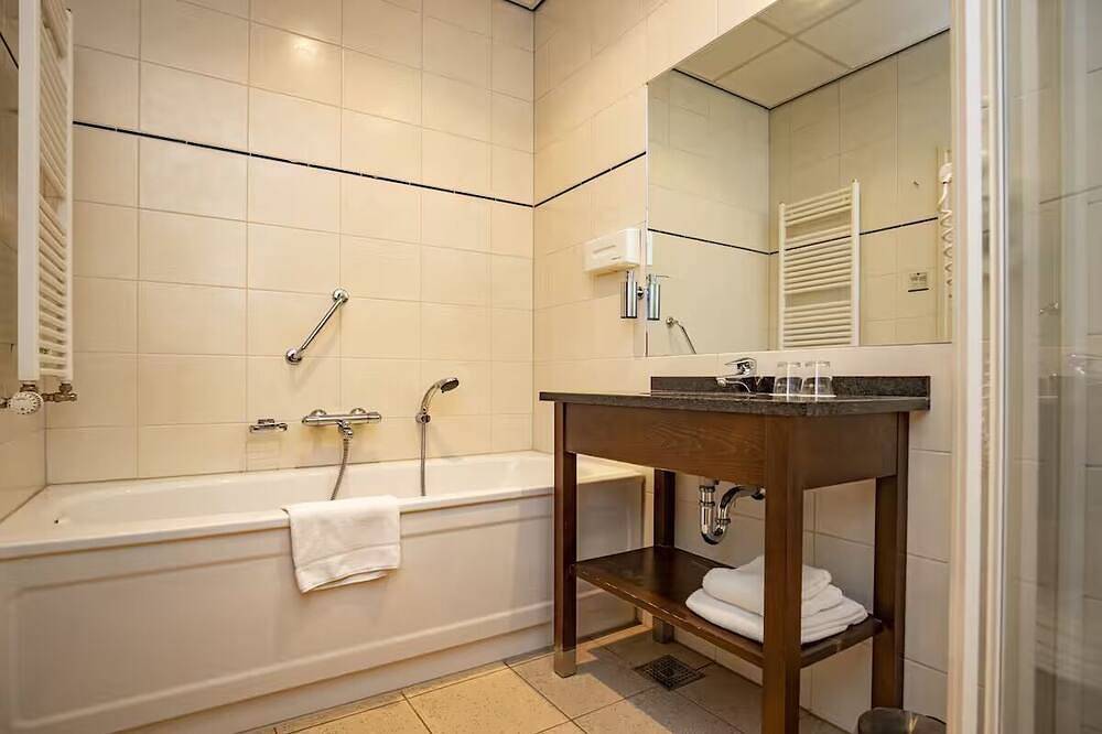 Relaxing Stay with Free Parking, Scenic Garden & Sun Deck to Unwind in Provincie Utrecht