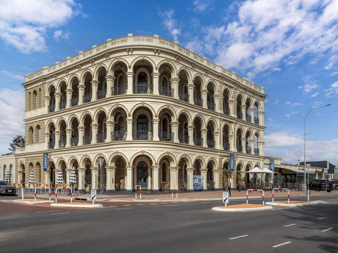 Entire apartment, Bright 2-Bed Apartment Steps from Largs Bay Beach in Adelaide, South Australia