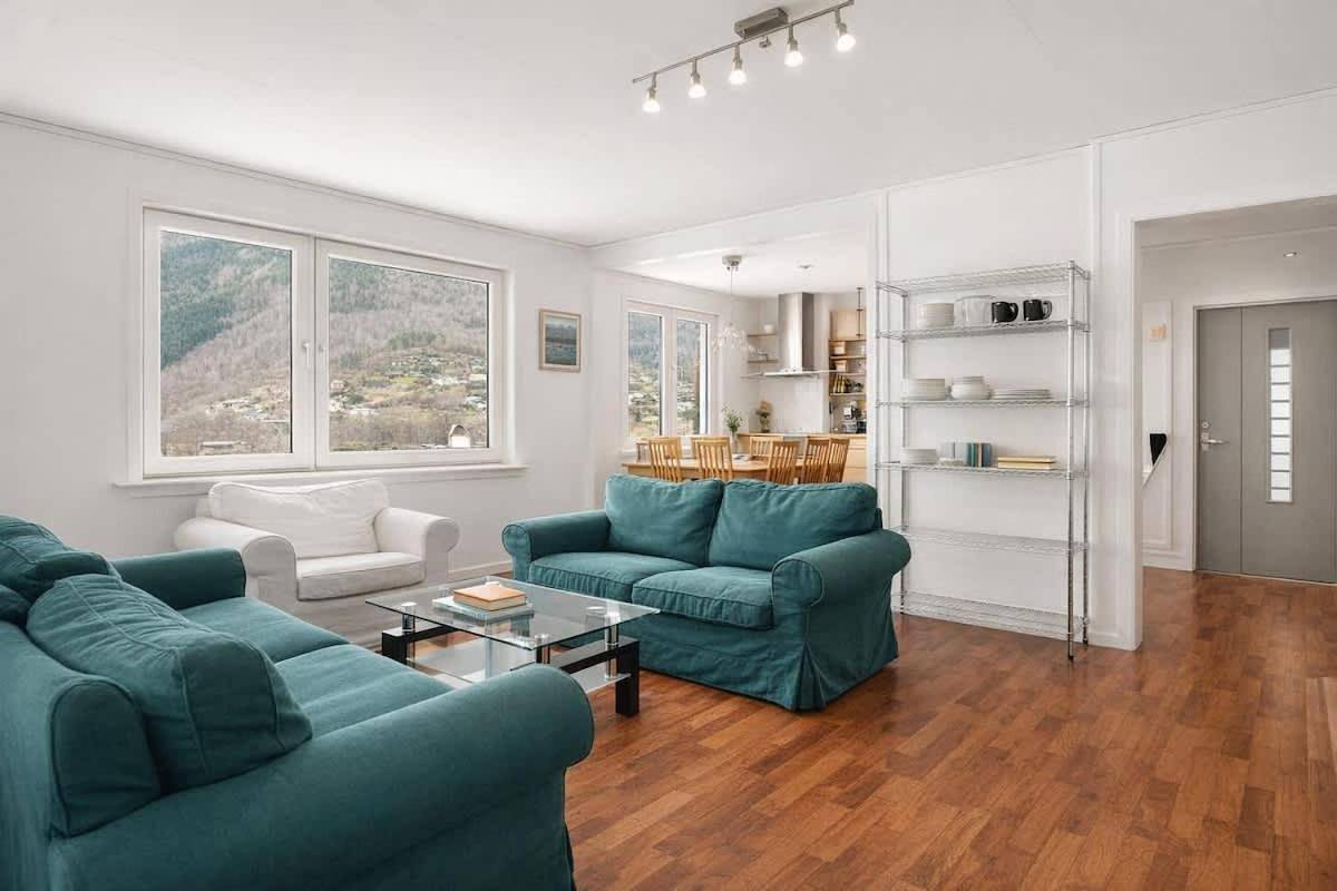 Ganze Wohnung, Great Views of Fjord & Mountains Balcony Central in Odda