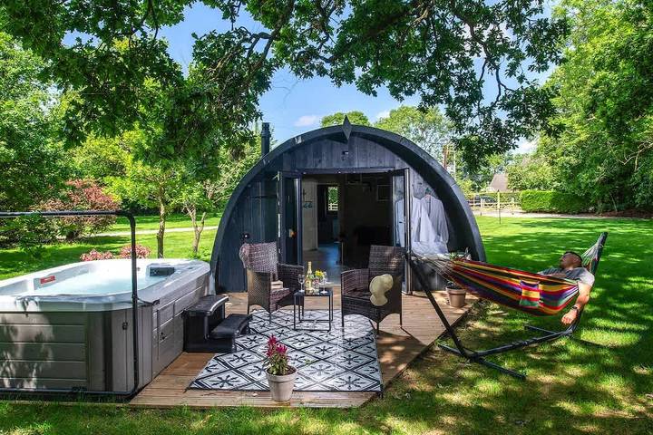 Vacation rental for 2 people, with Hot tub and Yard in Wiltshire