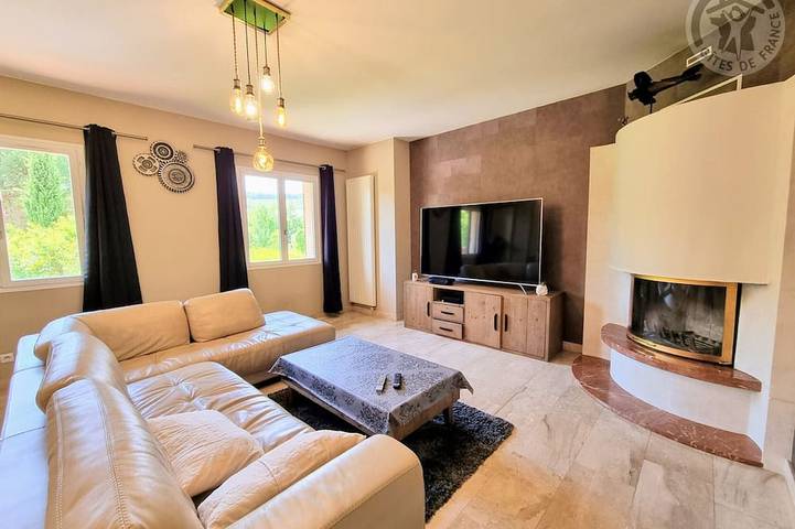 Gîte pour 9 personnes, avec Jacuzzi ainsi que Terrasse et Jardin dans Porcheville