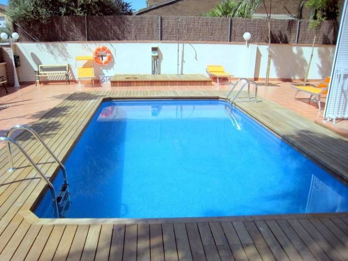 Gîte pour 5 personnes, avec terrasse ainsi que piscine et jardin, animaux acceptés à Castelldefels - 3