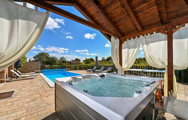 Geräumige 135 m² große Wohnung mit Pool, WLAN, Klimaanlage und Grill in Koprivnica-Krizevci
