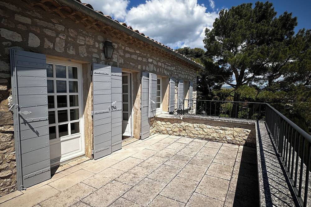 From the top of its terraces and garden, breathtaking views of the Luberon in Murs, Regionaler Naturpark Luberon