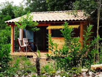Location de vacances pour 2 personnes, avec jardin ainsi que vue et terrasse à Saint-André-de-Cruzières