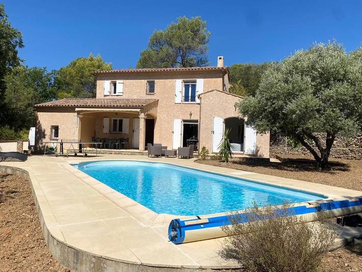 Location de vacances pour 8 personnes, avec vue ainsi que jardin et piscine à Carcès
