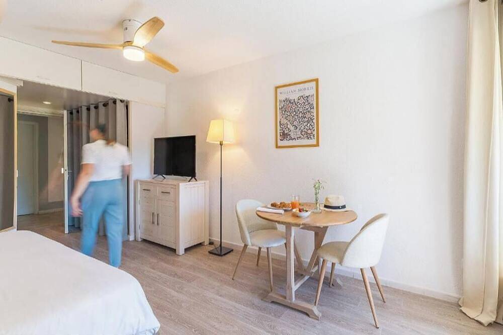 Appartement entier, Résidence Les Grands Pins ***  à deux pas du centre ville et du Spa des thermes in Gréoux-les-Bains, Parc naturel régional du Verdon