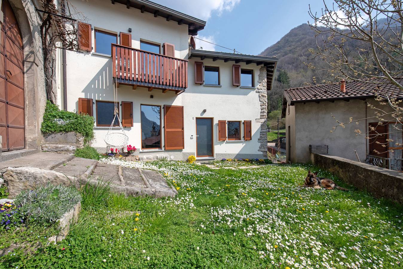Holiday Home 'Casa Il Butto' with Mountain View, Shared Garden and Balcony in Erve, Prealpi Bergamasche Occidentali
