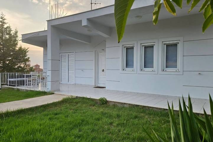 Vacation rental for 6 people, with yard and balcony, with pets in Corinth