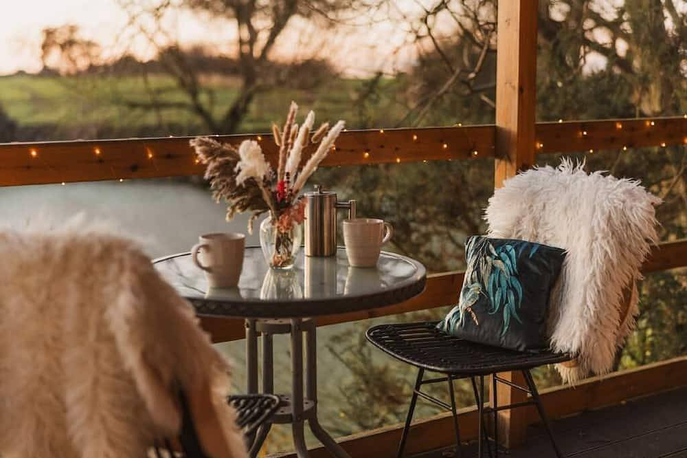 Romantic Lakeside Lodge with Hot Tub at Kingfisher Lakes Glamping in Brandesburton, East Riding of Yorkshire