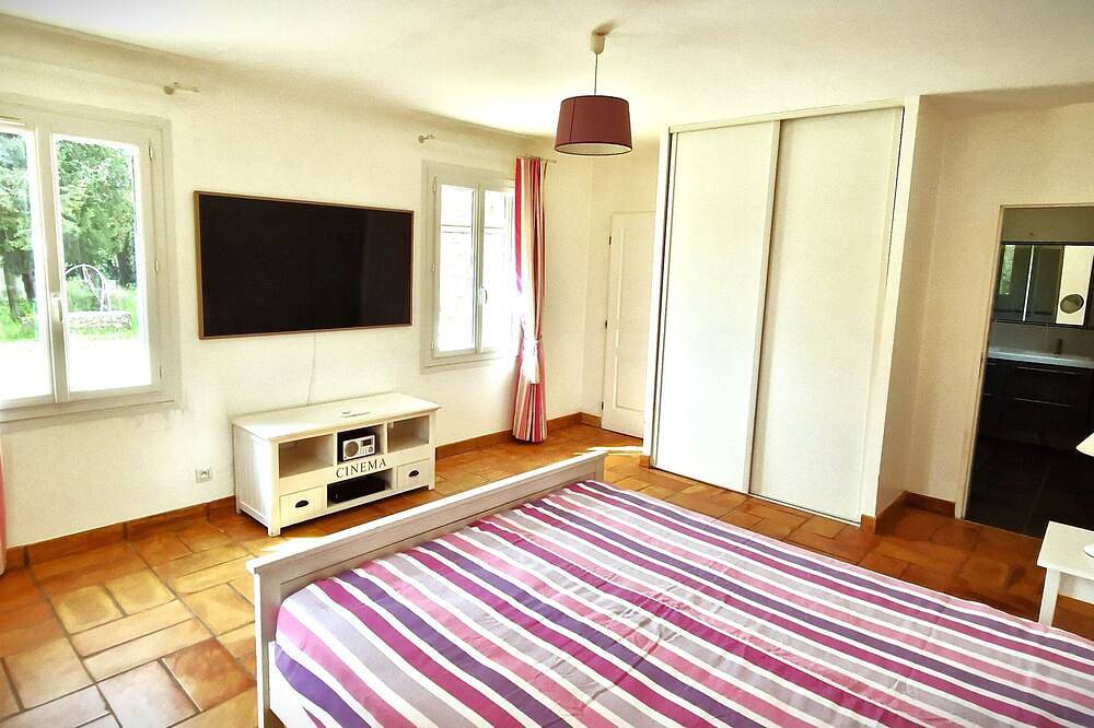 Large property in Provence, close to all amenities, with swimming pool, in Cuers, Toulon region