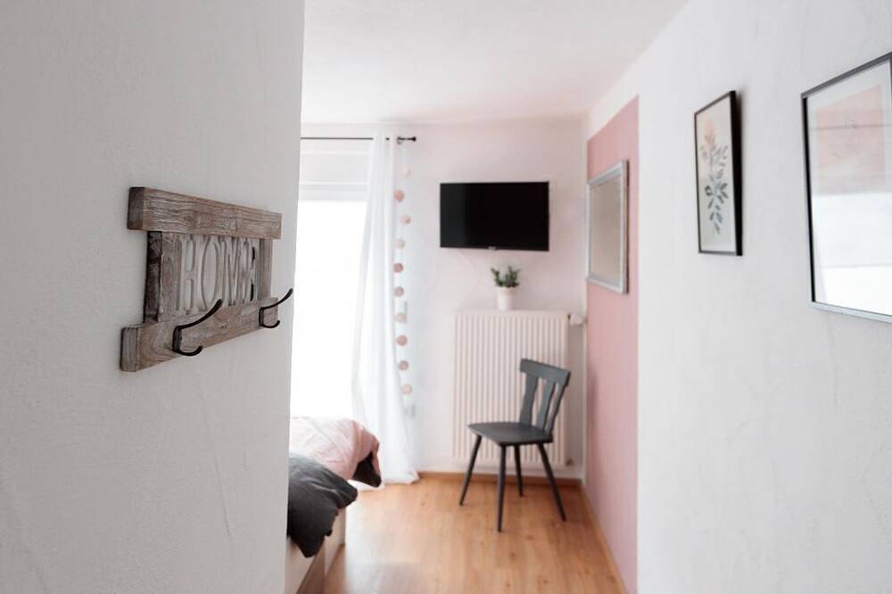 Ganze Wohnung, Ferienwohnung Schäfer - 4-Bett-Ferienwohnung, 2x Du/Wc, 2 Schlafräume in Gillenfeld, Vulkaneifel