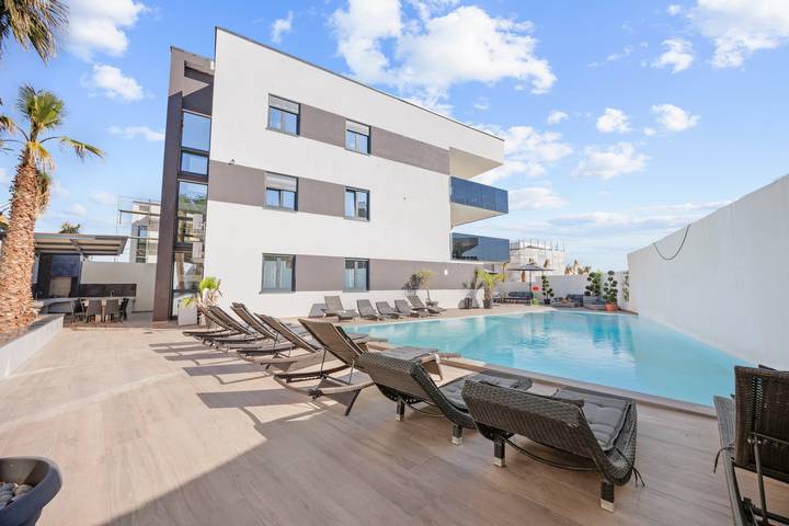 Villa pour 45 personnes, avec piscine ainsi que jardin et balcon à Pomer