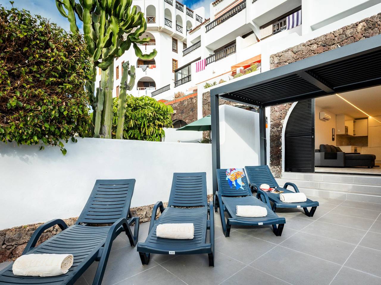 Entire holiday apartment, Stylish 179 Parque Santiago 2, front of the sea, swimming pool in Playa de las Américas, Arona