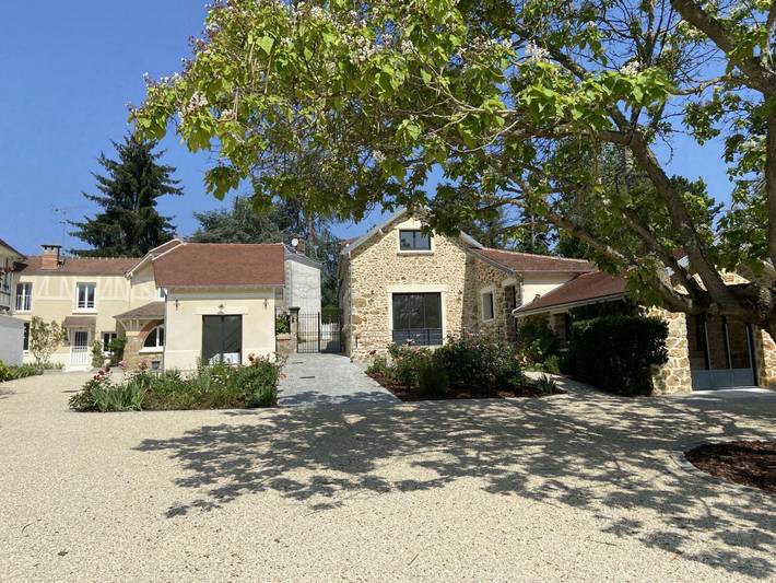 Gîte pour 14 personnes, avec Terrasse et Jardin dans Senlisse