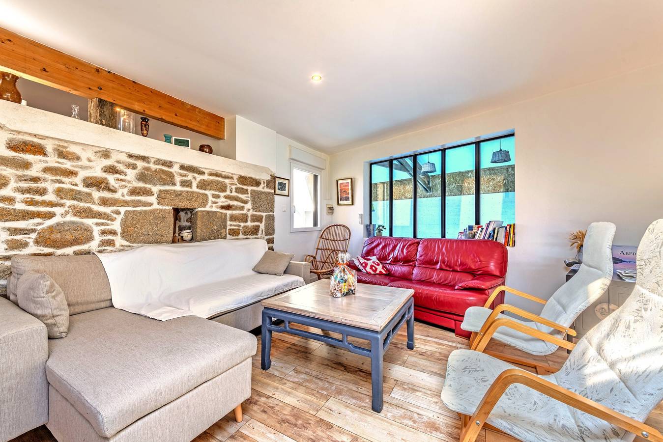 Maison de vacances 'Villa Léonie - Piscine Intérieure' avec terrasse, jardin et Wi-Fi in Kerlouan, Région de Brest