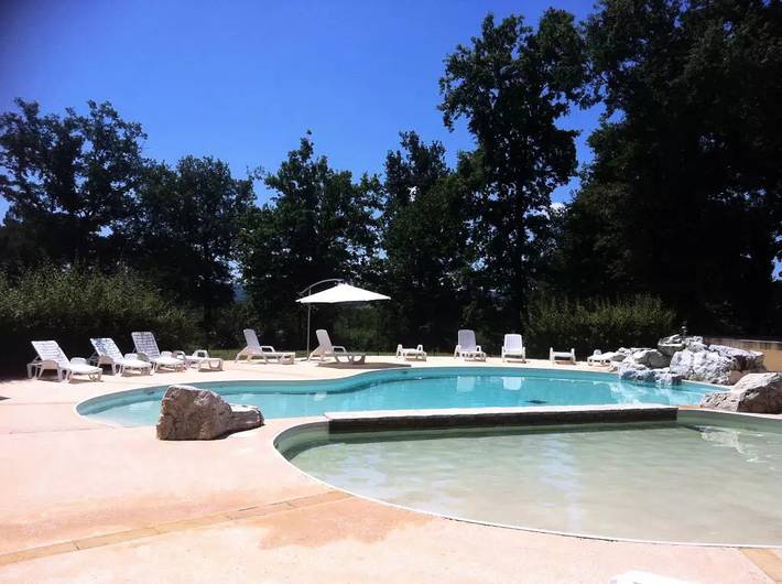 Gîte pour 6 personnes, avec Terrasse ainsi que Piscine et Vue à Tamniès