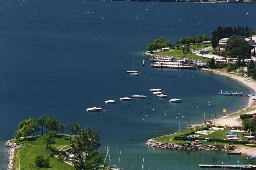 Terraced villa Golden Lake 2 - just few steps from the lake in Dervio, Westelijke Orobie-Alpen