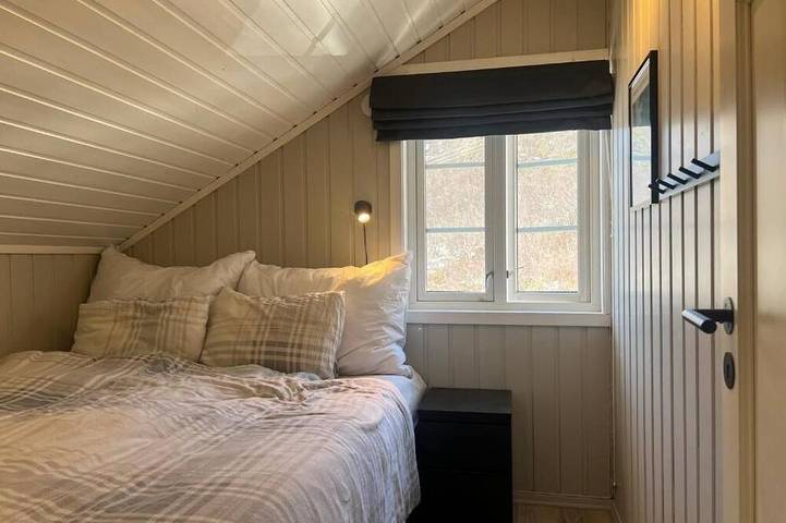 Centrally Located Cabin by the Sea in Sortland