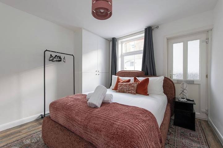 4-bed Maidstone House Sleeps 8 | Near East Station in Kent