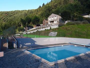 Gîte pour 6 personnes, avec vue ainsi que jardin et piscine à Lacrouzette