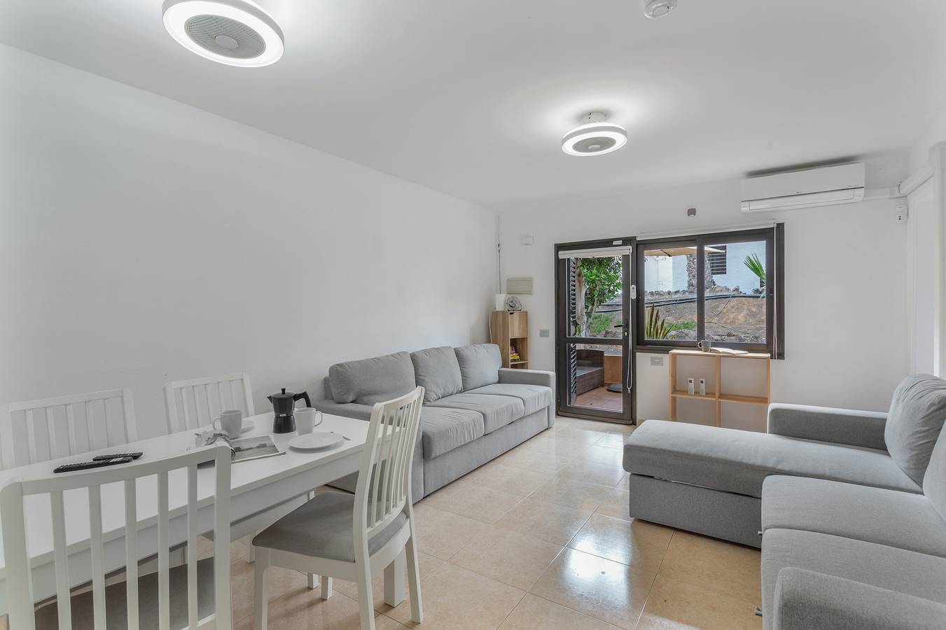 Apartamento entero, Vacaciones 'Oasis Soleado' con piscina compartida, Wi-Fi y aire acondicionado in Corralejo, La Oliva