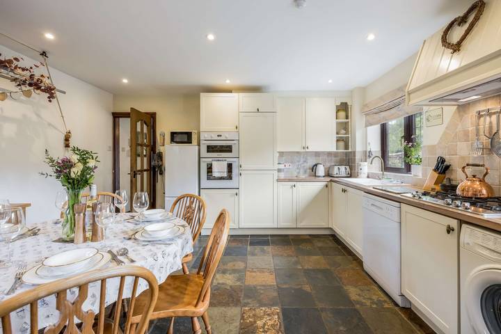 The Willows - Woodland Cottage with Log Burner in Christchurch, Dorset