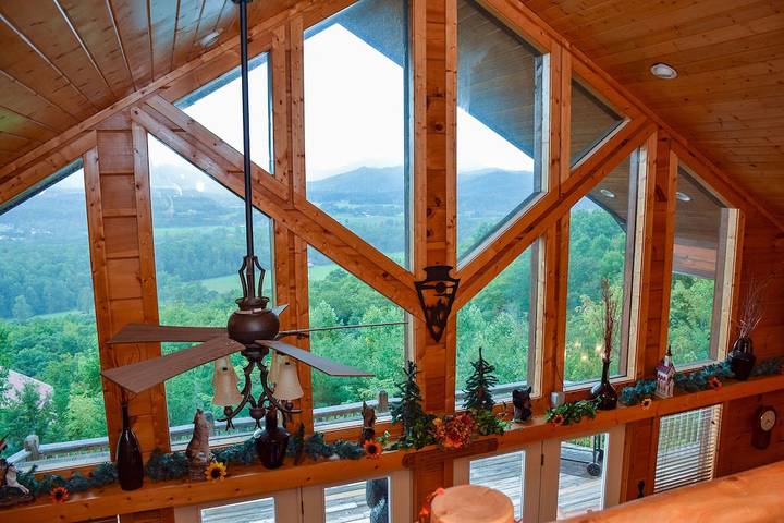 Vacation rental for 21 people, with pool and balcony as well as hot tub in Wears Valley