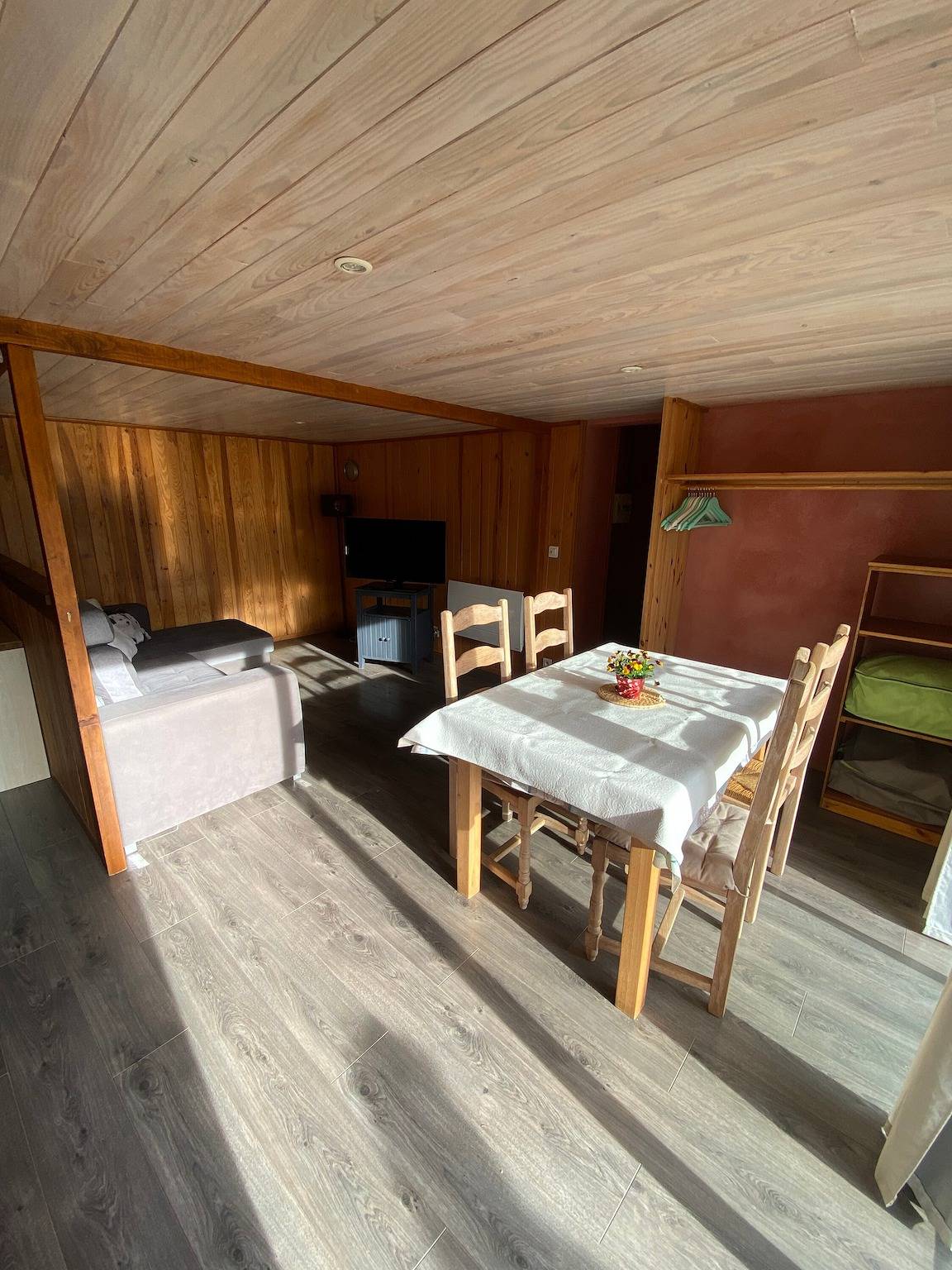 Ganze Wohnung, Appartement „Vacances Tranquilles“ mit Bergblick, Gemeinschaftspool und Wlan in Lodève, Lodève und Umgebung