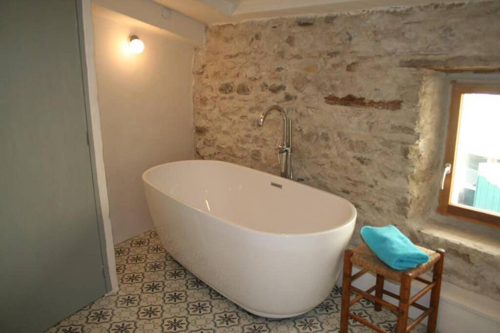 Character filled house overlooking the River Cesse in Bize-Minervois, Côte méditerranéenne (France)