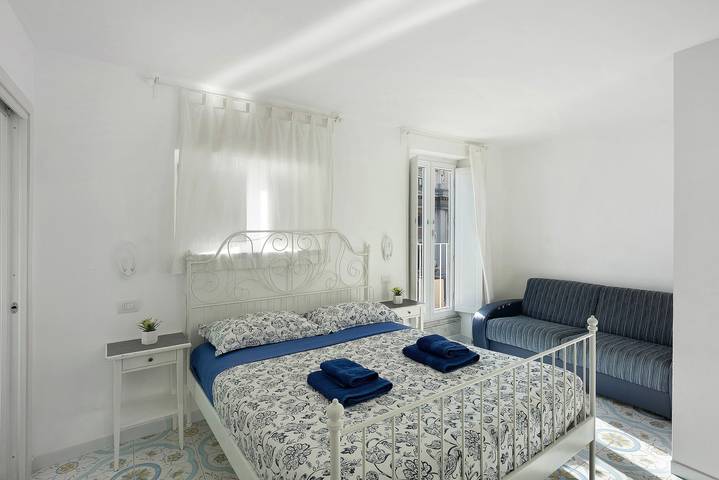 Zimmer für 5 Personen, mit Balkon in Salerno