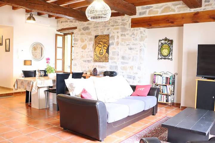 Gîte pour 4 personnes, avec balcon et piscine à Canaules-et-Argentières