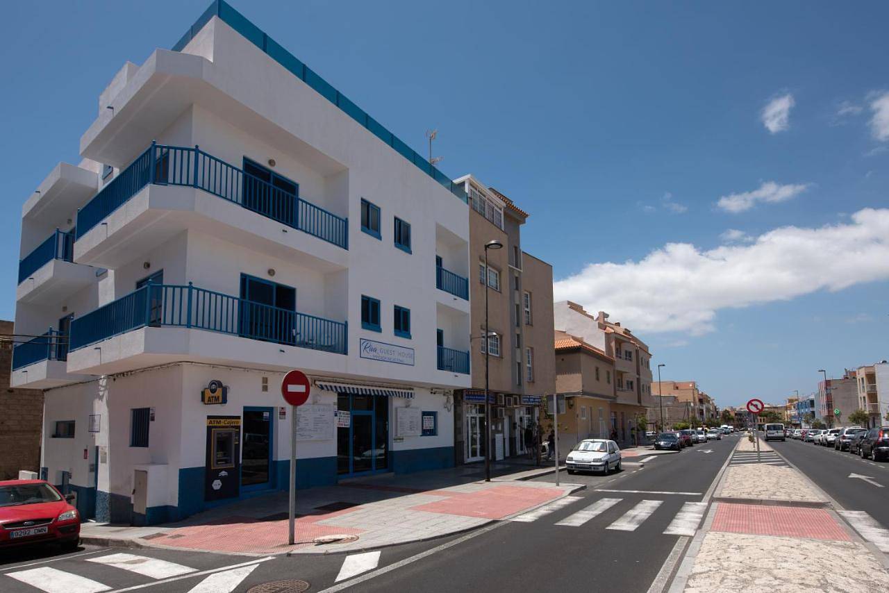 Bunk bed room with a window facing the street in Los Abrigos, Granadilla de Abona