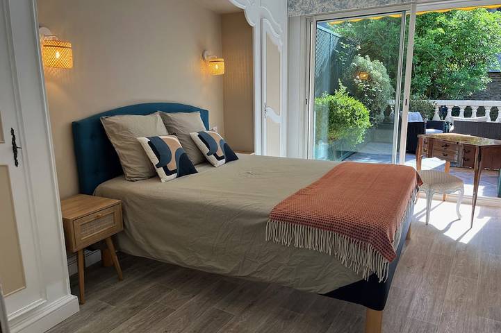 Ganze Wohnung, Appartement Centre Ville D'auray Avec Grande Terrasse et Jardin Privatif in Auray, Côte des Mégalithes