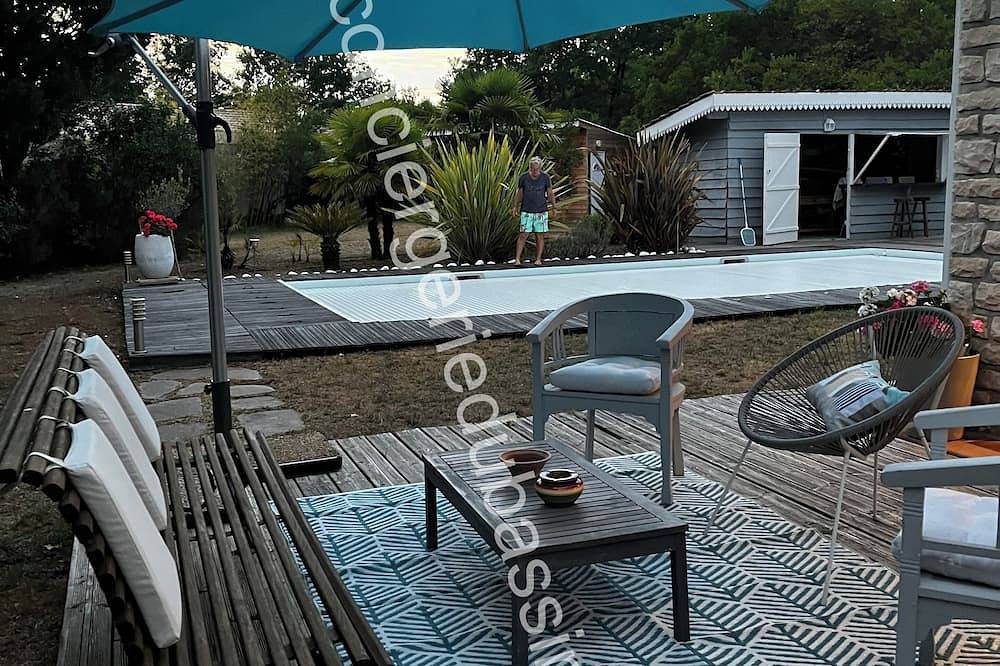 Cottage with heated pool in a quiet forest setting in Le Porge, Lesparre-Médoc region