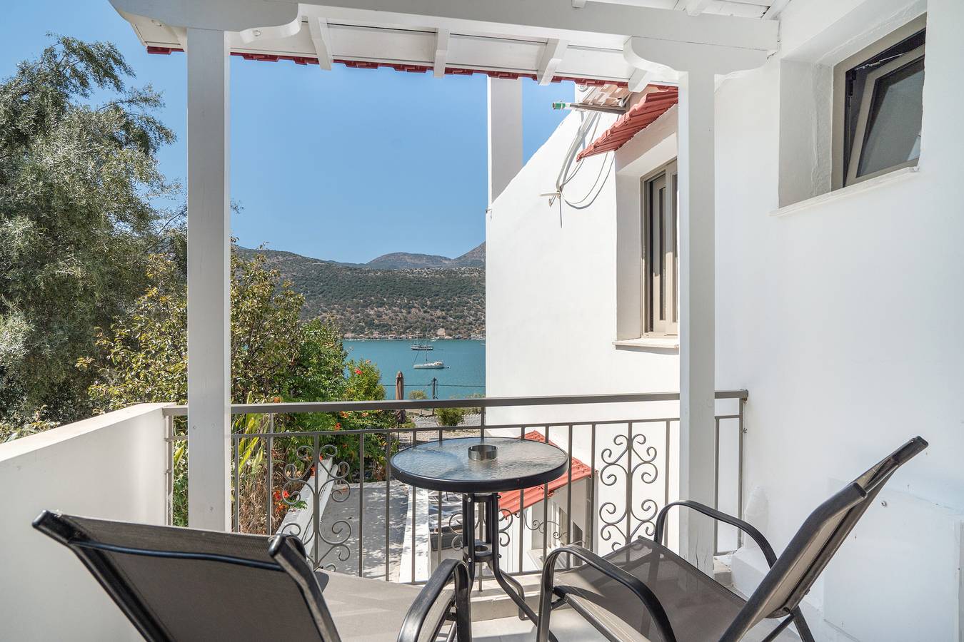 Entire studio, Studio Apartment 'King with Sofa Bed 3' with Sea View, Wi-Fi and Air Conditioning in Geni, Greece