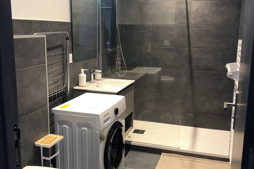 Entire apartment, Attractive T1 apartment renovated to a very high standard, close to the town center and Geneva. in Annemasse, Saint-Julien-en-Genevois region