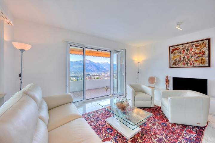 Ferienwohnung für 4 Personen, mit Terrasse und Pool sowie Sauna und Seeblick in Lugano