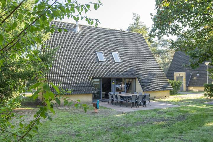 Bungalow voor 12 personen, with Balkon/Terras and Terras as well as Tuin in Oosterhout