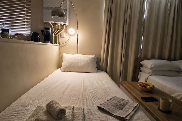 Hasa House-Near Woodside Industrial Estate,London Luton Airport and L&D Hospital in Luton, Chiltern Hills