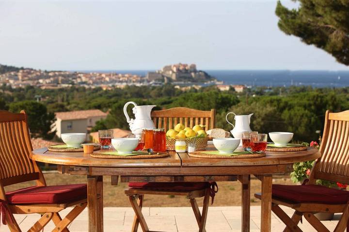 Maison d’hôte pour 2 personnes, avec Balcon et Terrasse ainsi que Jardin et Vue à Calvi