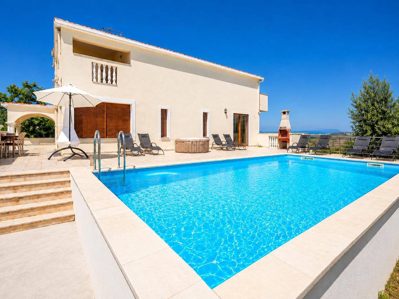 Villa für 8 Personen mit Whirlpool in Općina Sveti Filip i Jakov, Zadar