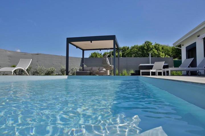 Location de vacances pour 10 personnes, avec vue ainsi que jardin et piscine, animaux acceptés dans Anse Tarare - 3