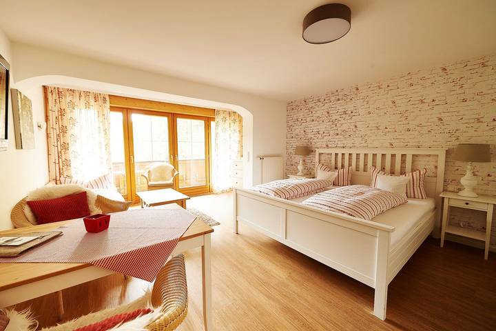 Ferienwohnung für 3 Personen, mit Balkon und Garten sowie Ausblick in Tiefenbach (Oberstdorf)
