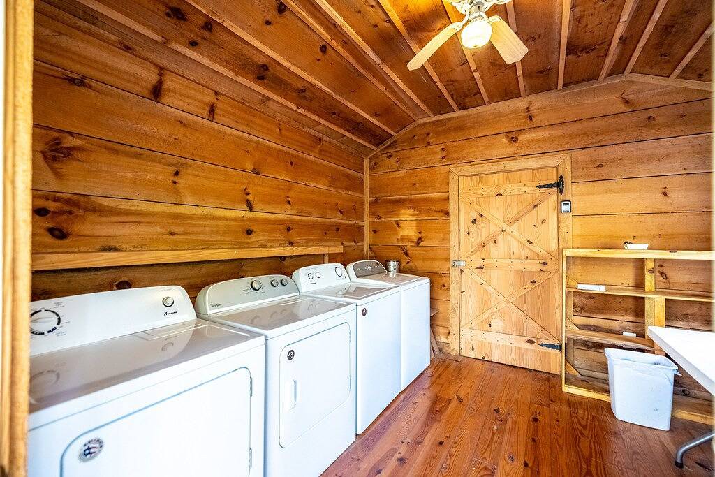 Hot Tub and Dog Friendly: 4 Miles to Cades Cove in Tuckaleechee, Blount County