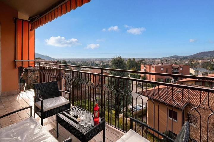 Appartamento per 8 persone, con Balcone e Terrazza nonché Panorama a Alzano Lombardo