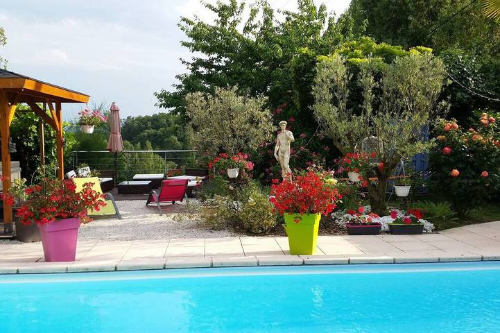 Location de vacances pour 2 personnes, avec piscine ainsi que jacuzzi et jardin à Gratens