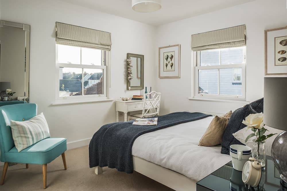 Camber Beach House -  a cottage that sleeps 6 guests  in 3 bedrooms in Camber, East Sussex