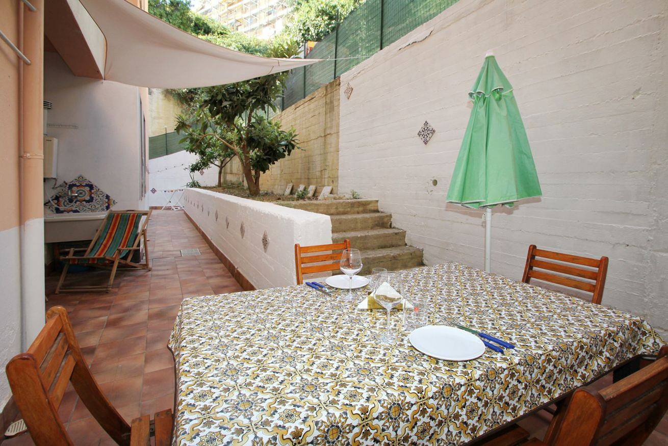 Appartamento intero, Appartamento con Cortile Privato, Palestra Accanto e Centro a Pochi Minuti in Santo Stefano di Camastra, Provincia di Messina